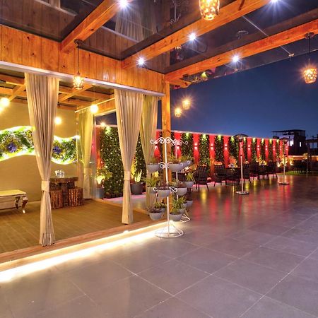 Newly Built Gold The Royal With Rooftop Restaurant - 2Mins Walk From New Delhi Rail Station & 5Mins From Connaught Place Buitenkant foto
