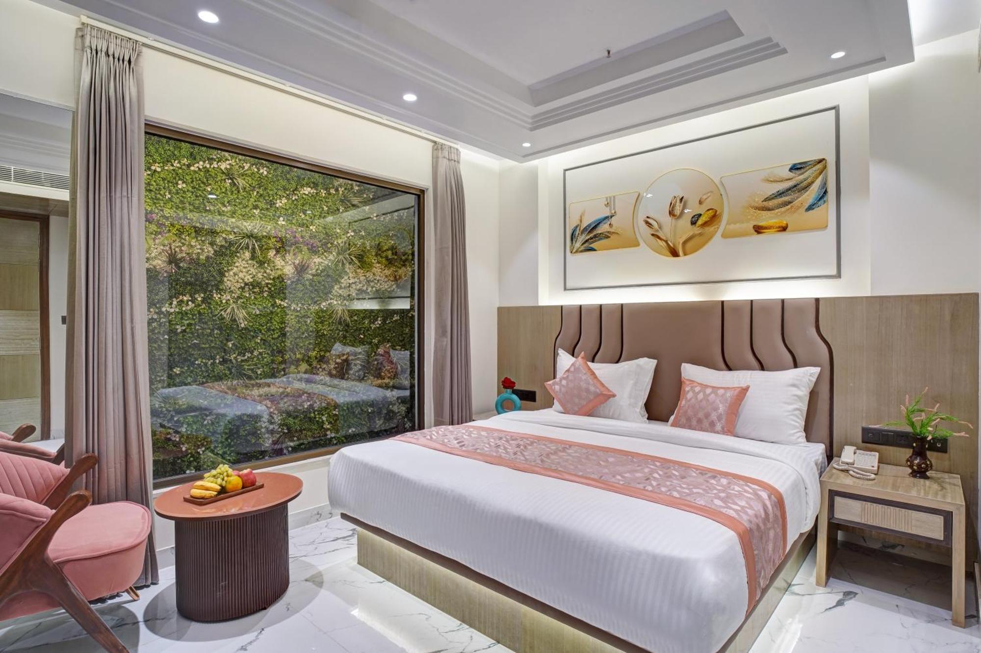 Newly Built Gold The Royal With Rooftop Restaurant - 2Mins Walk From New Delhi Rail Station & 5Mins From Connaught Place Buitenkant foto