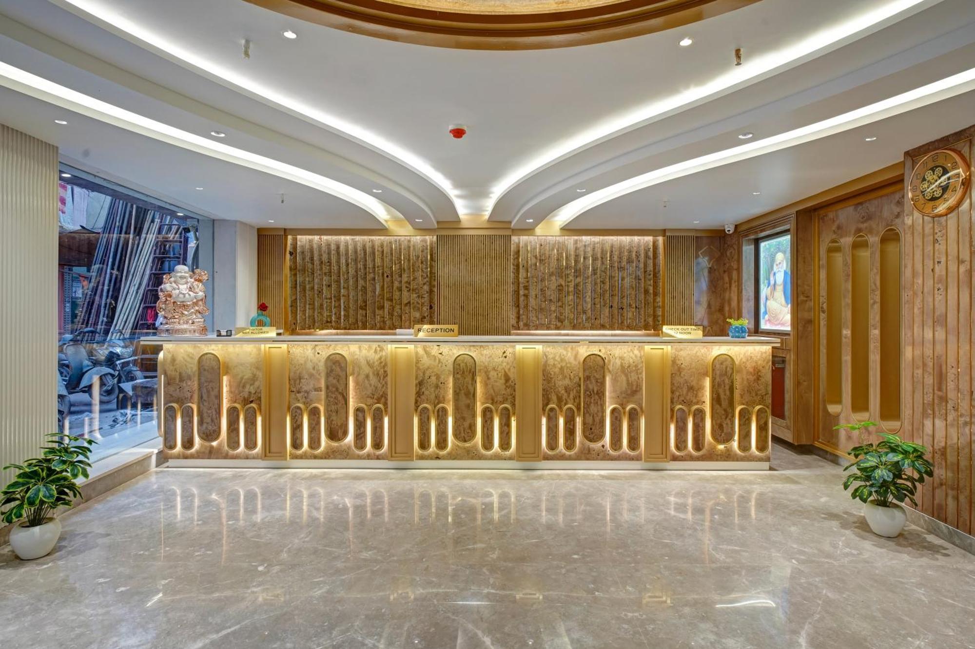 Newly Built Gold The Royal With Rooftop Restaurant - 2Mins Walk From New Delhi Rail Station & 5Mins From Connaught Place Buitenkant foto