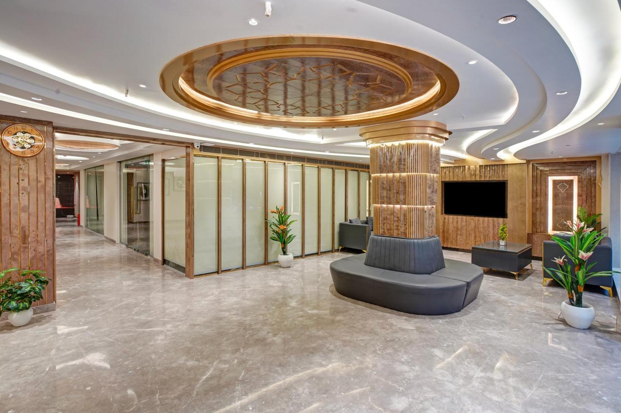 Newly Built Gold The Royal With Rooftop Restaurant - 2Mins Walk From New Delhi Rail Station & 5Mins From Connaught Place Buitenkant foto