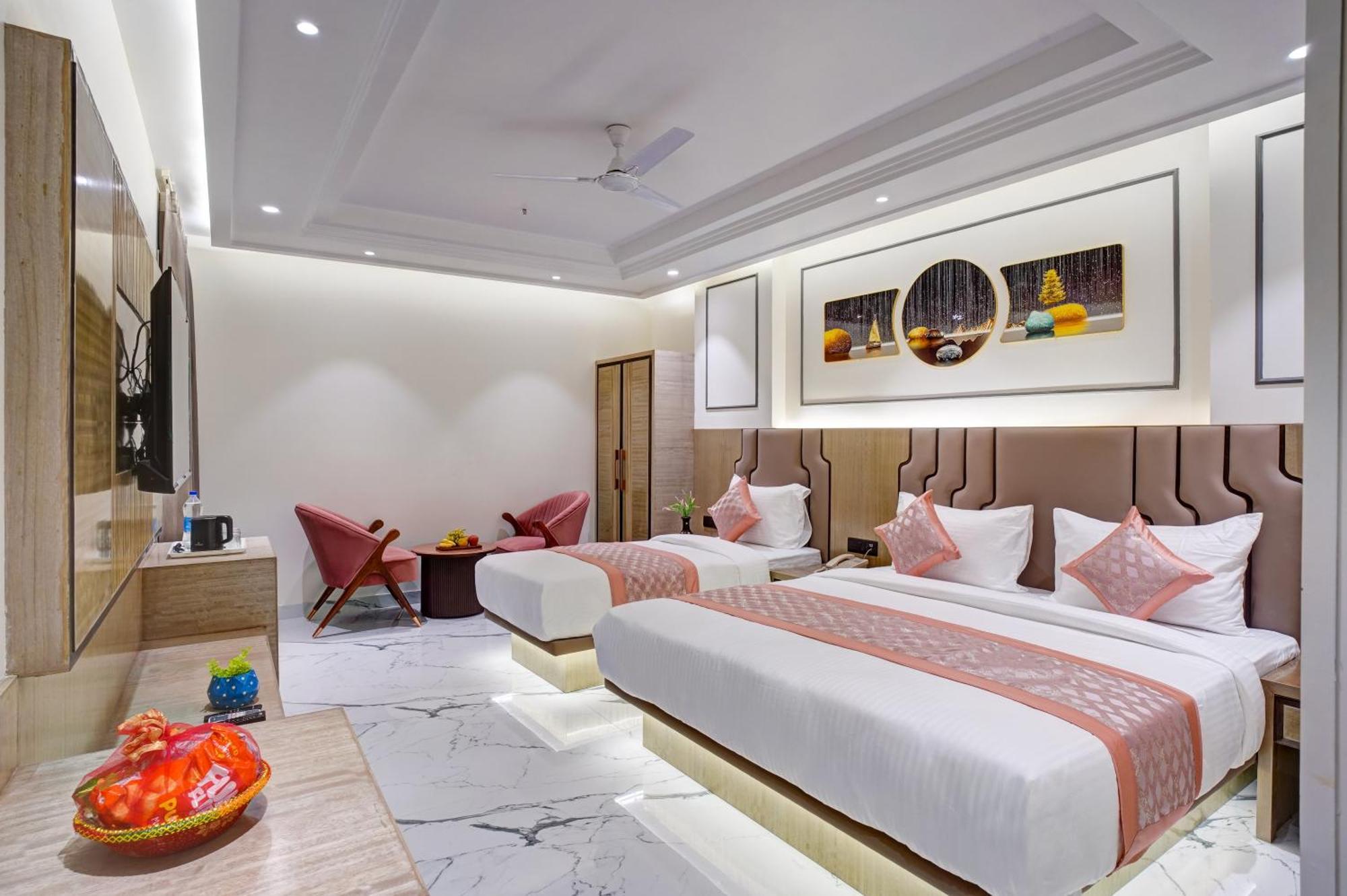 Newly Built Gold The Royal With Rooftop Restaurant - 2Mins Walk From New Delhi Rail Station & 5Mins From Connaught Place Buitenkant foto