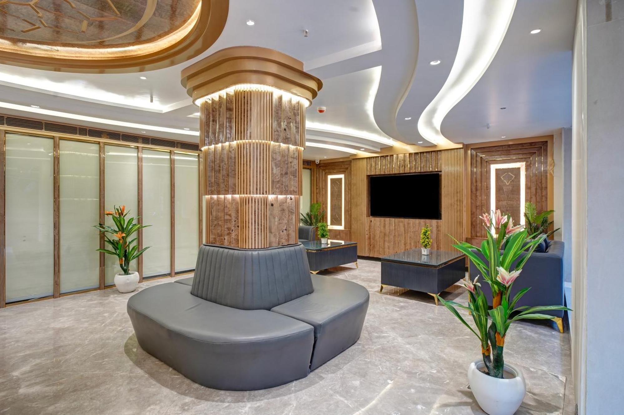 Newly Built Gold The Royal With Rooftop Restaurant - 2Mins Walk From New Delhi Rail Station & 5Mins From Connaught Place Buitenkant foto