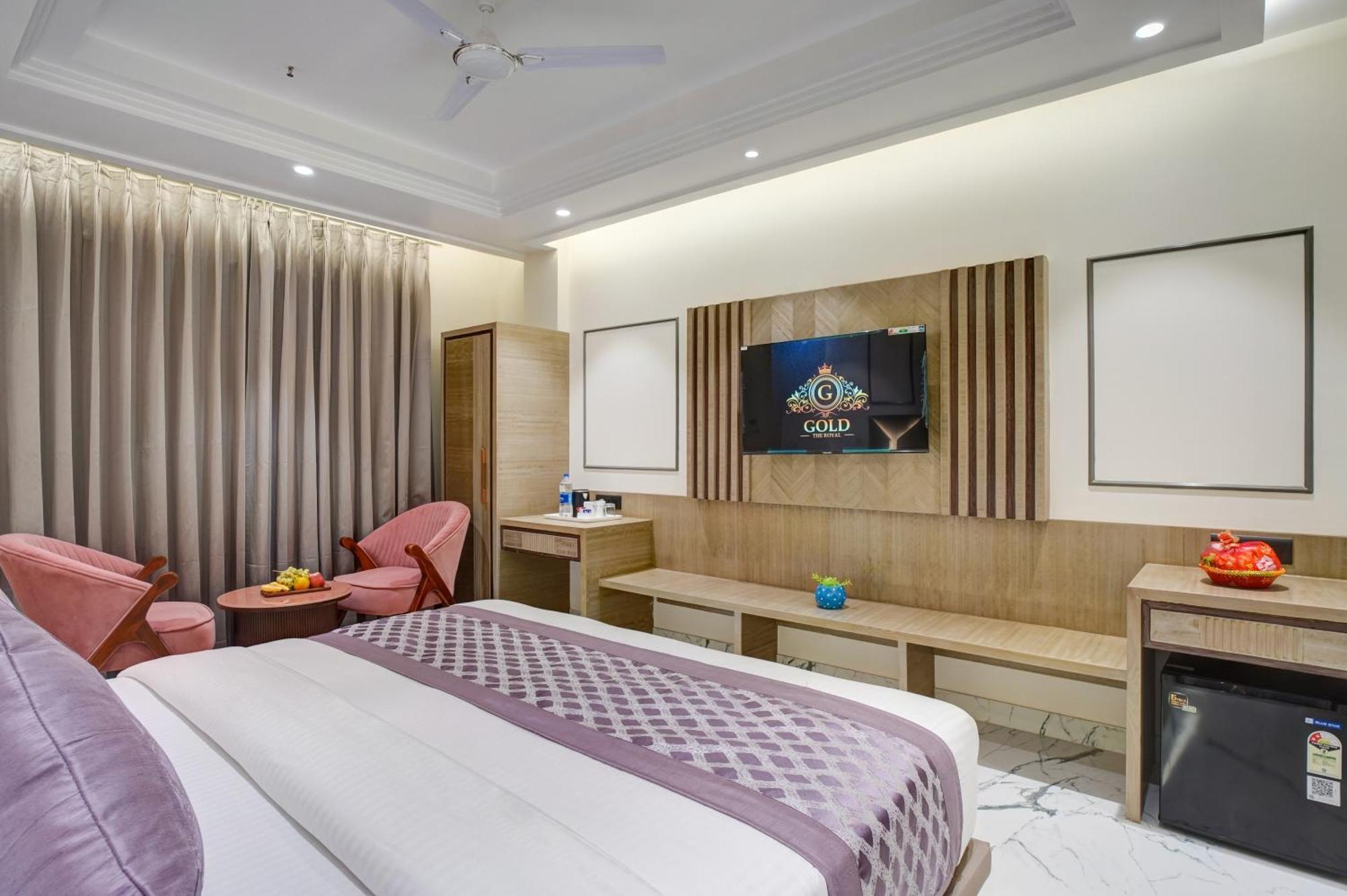 Newly Built Gold The Royal With Rooftop Restaurant - 2Mins Walk From New Delhi Rail Station & 5Mins From Connaught Place Buitenkant foto