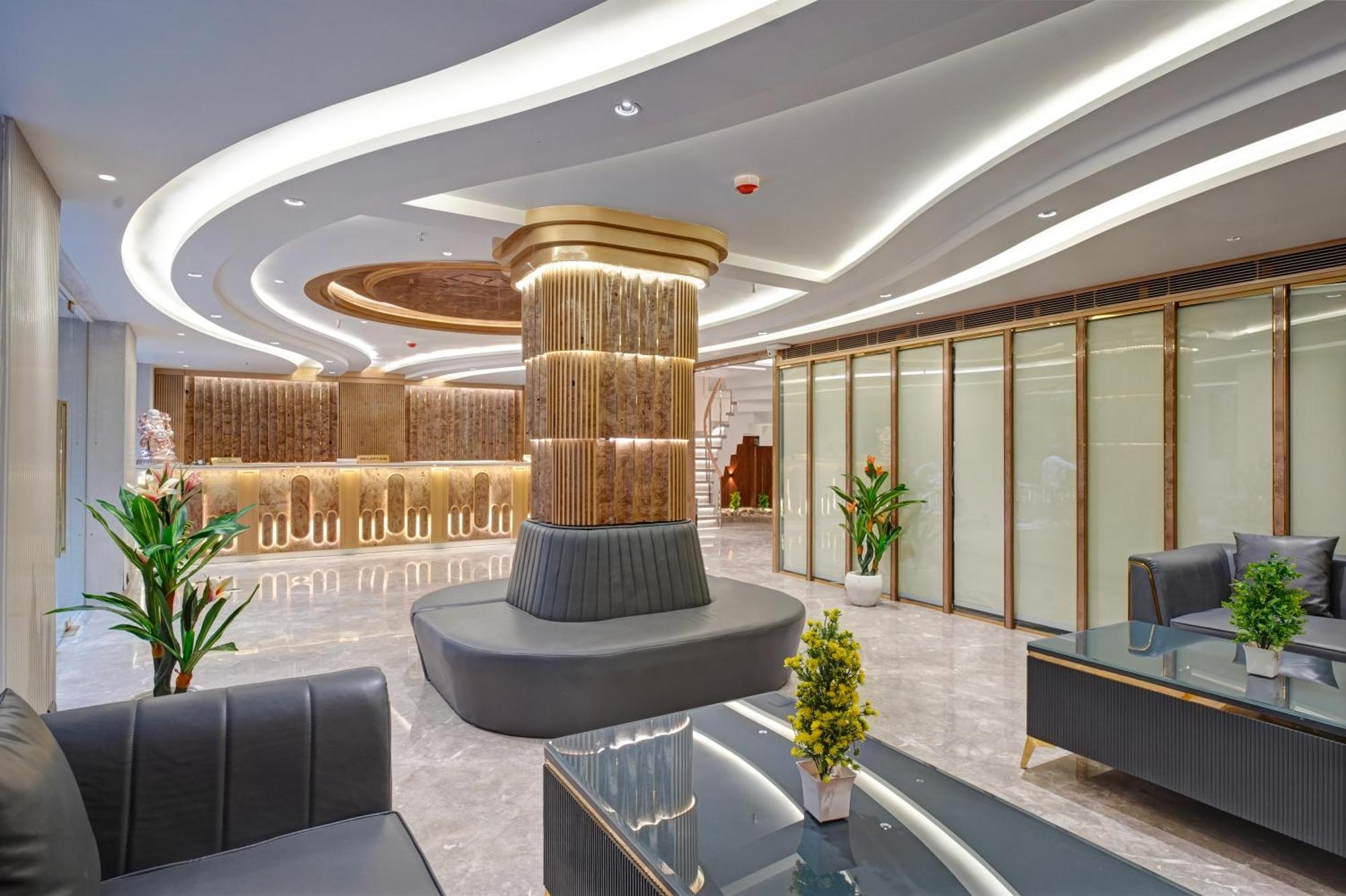 Newly Built Gold The Royal With Rooftop Restaurant - 2Mins Walk From New Delhi Rail Station & 5Mins From Connaught Place Buitenkant foto