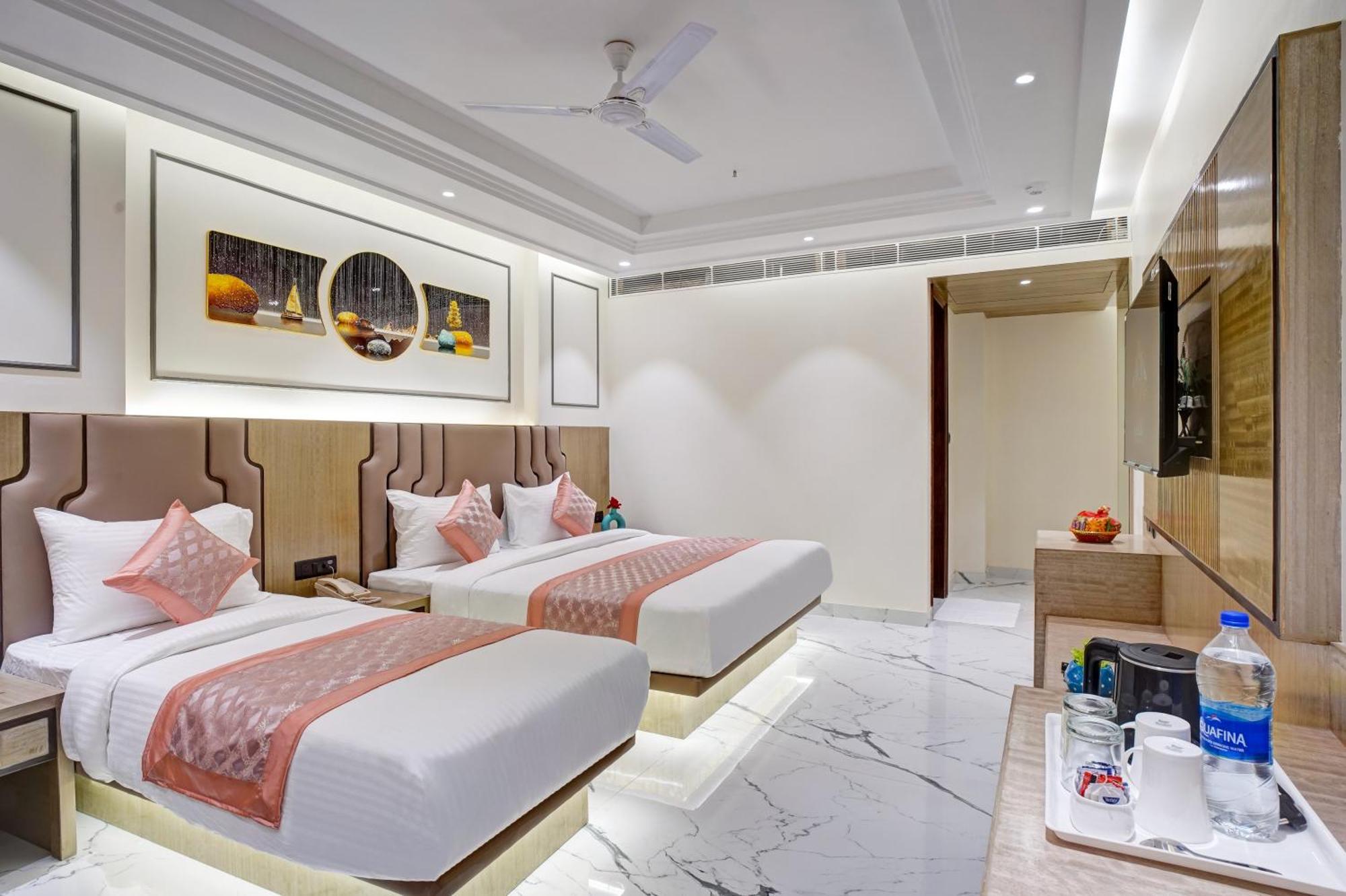 Newly Built Gold The Royal With Rooftop Restaurant - 2Mins Walk From New Delhi Rail Station & 5Mins From Connaught Place Buitenkant foto