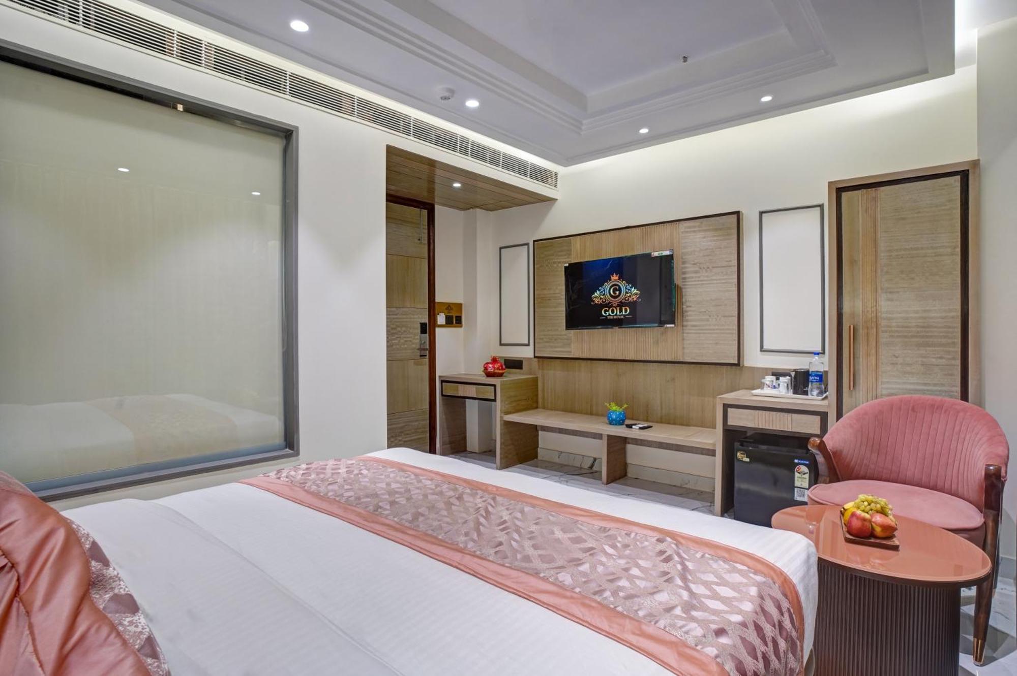 Newly Built Gold The Royal With Rooftop Restaurant - 2Mins Walk From New Delhi Rail Station & 5Mins From Connaught Place Buitenkant foto