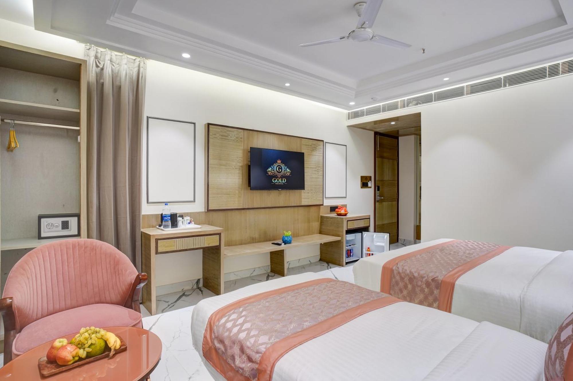 Newly Built Gold The Royal With Rooftop Restaurant - 2Mins Walk From New Delhi Rail Station & 5Mins From Connaught Place Buitenkant foto