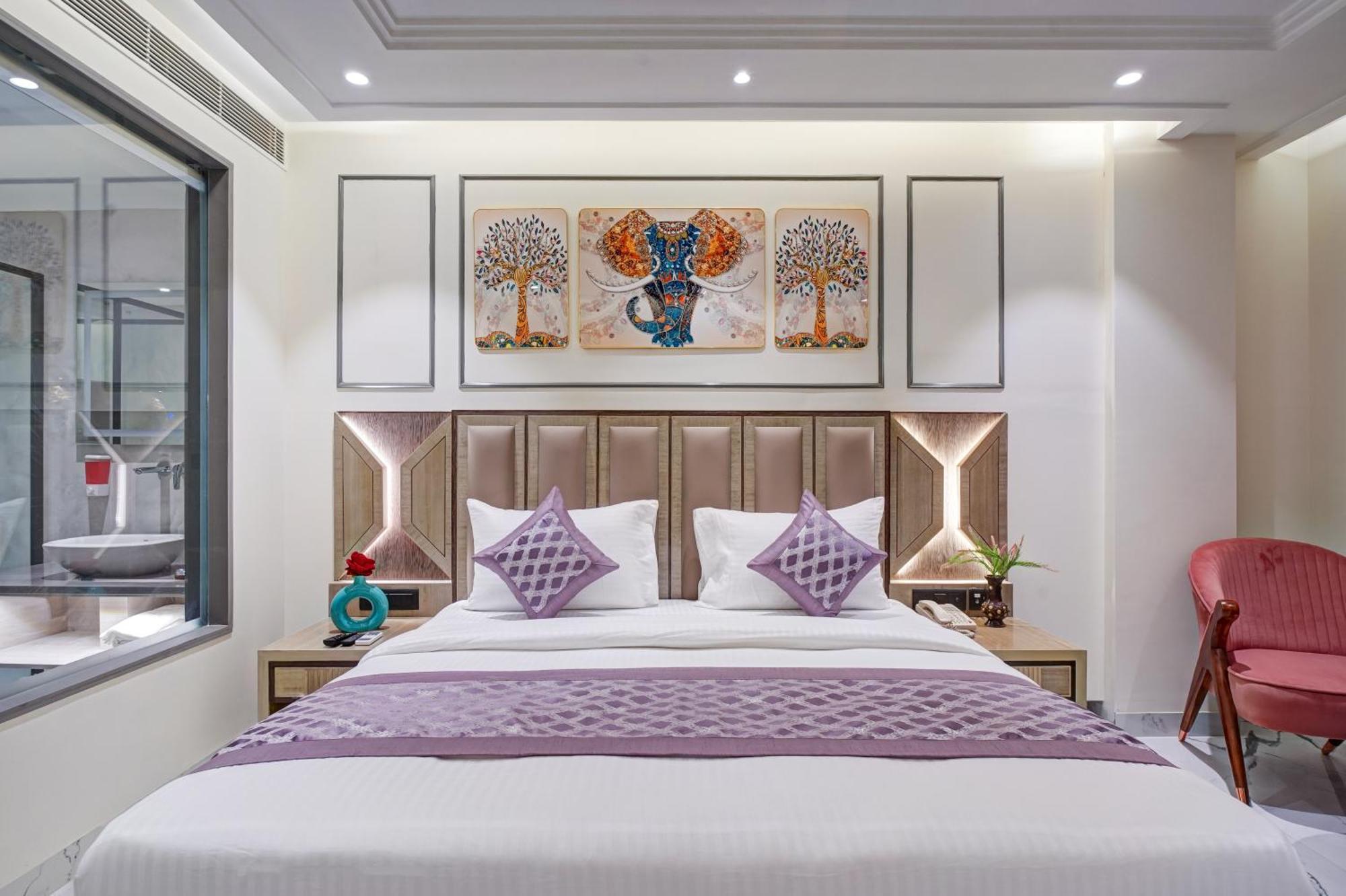 Newly Built Gold The Royal With Rooftop Restaurant - 2Mins Walk From New Delhi Rail Station & 5Mins From Connaught Place Buitenkant foto