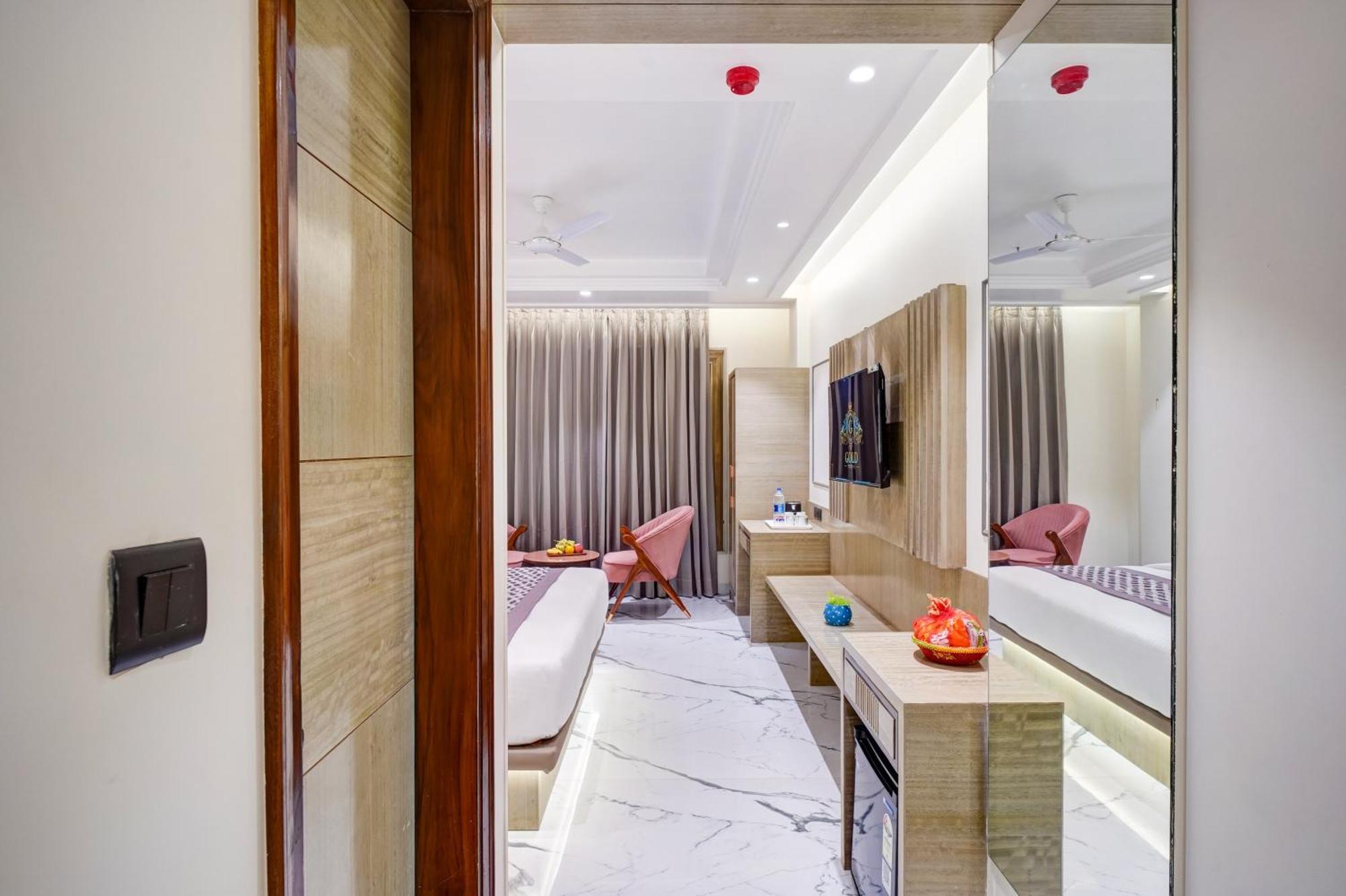 Newly Built Gold The Royal With Rooftop Restaurant - 2Mins Walk From New Delhi Rail Station & 5Mins From Connaught Place Buitenkant foto