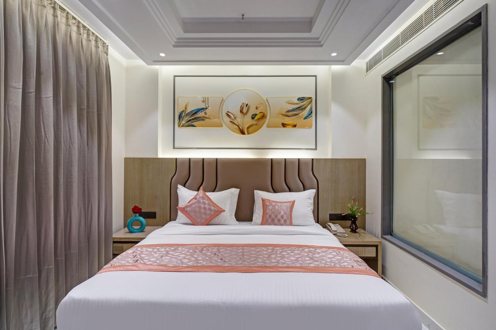 Newly Built Gold The Royal With Rooftop Restaurant - 2Mins Walk From New Delhi Rail Station & 5Mins From Connaught Place Buitenkant foto
