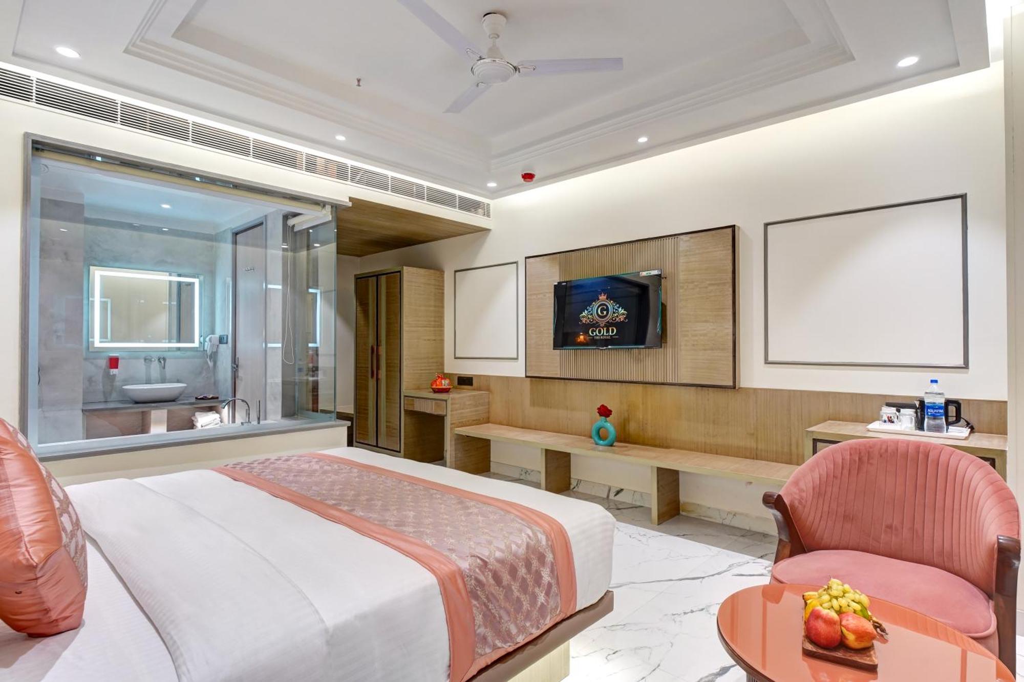Newly Built Gold The Royal With Rooftop Restaurant - 2Mins Walk From New Delhi Rail Station & 5Mins From Connaught Place Buitenkant foto