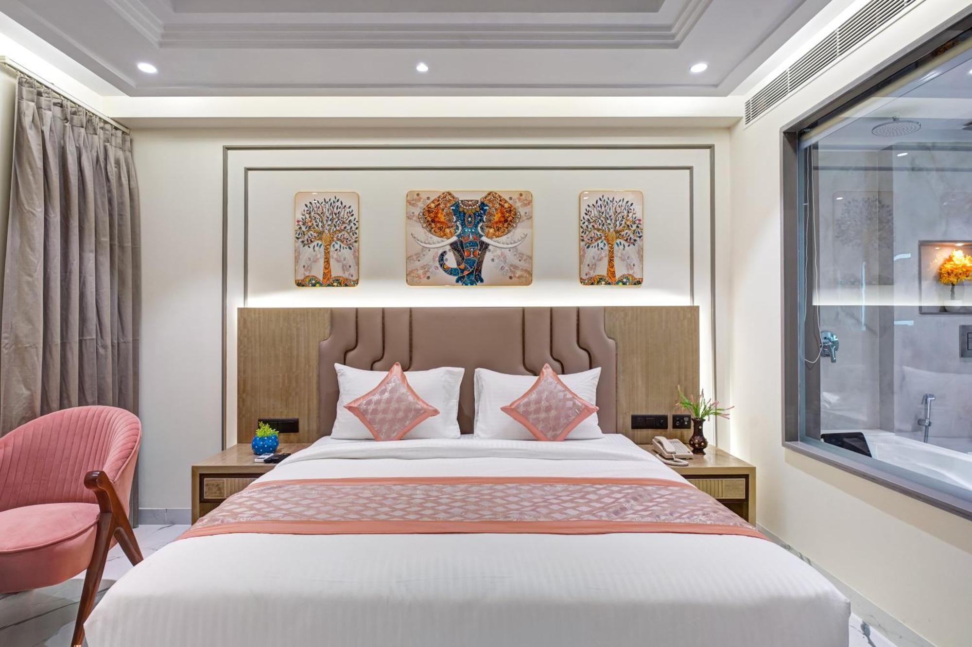 Newly Built Gold The Royal With Rooftop Restaurant - 2Mins Walk From New Delhi Rail Station & 5Mins From Connaught Place Buitenkant foto