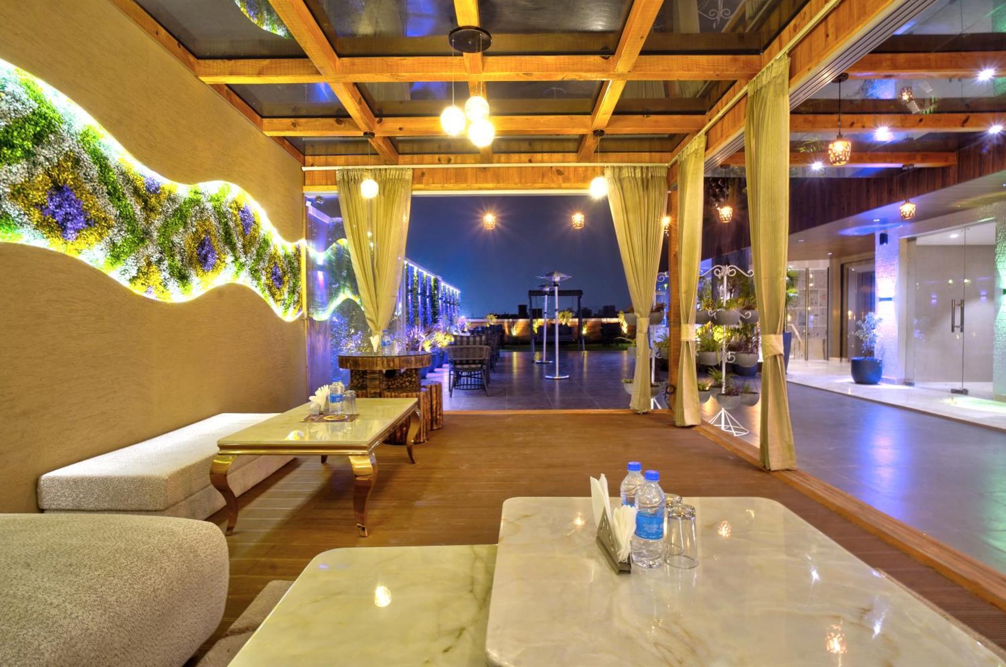 Newly Built Gold The Royal With Rooftop Restaurant - 2Mins Walk From New Delhi Rail Station & 5Mins From Connaught Place Buitenkant foto
