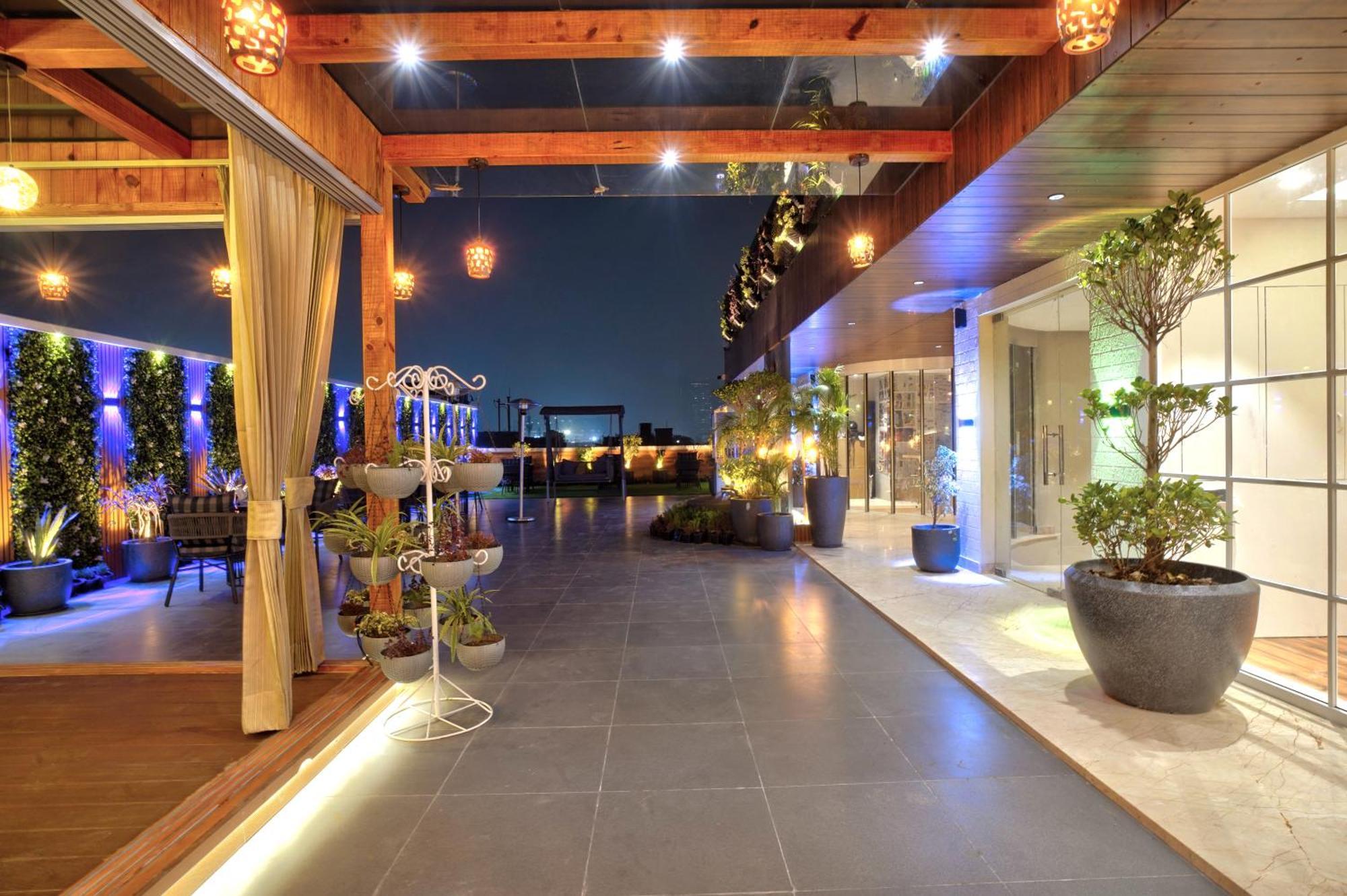 Newly Built Gold The Royal With Rooftop Restaurant - 2Mins Walk From New Delhi Rail Station & 5Mins From Connaught Place Buitenkant foto