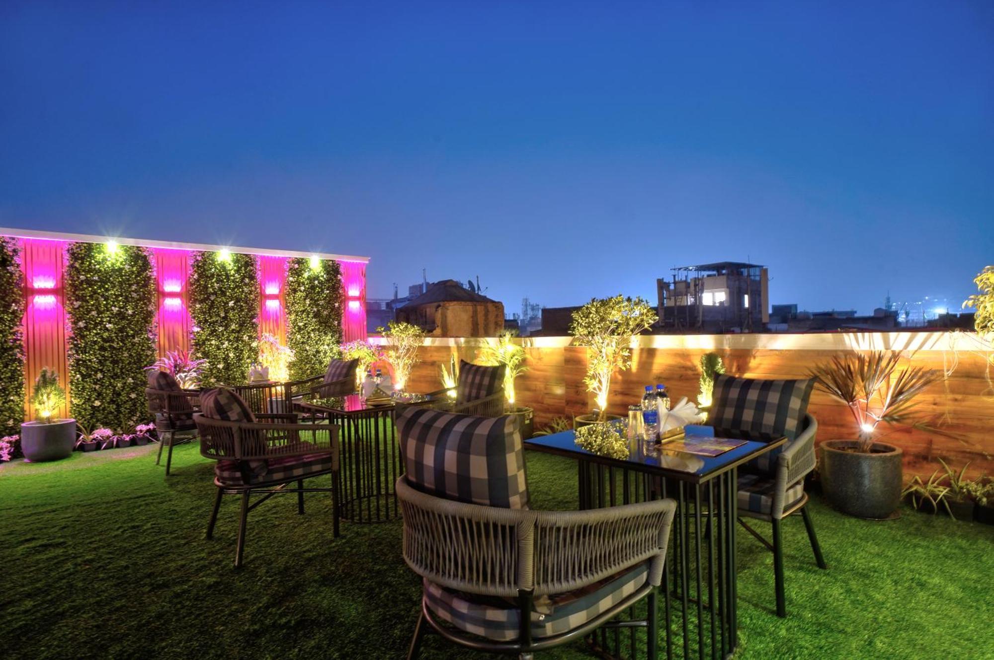 Newly Built Gold The Royal With Rooftop Restaurant - 2Mins Walk From New Delhi Rail Station & 5Mins From Connaught Place Buitenkant foto