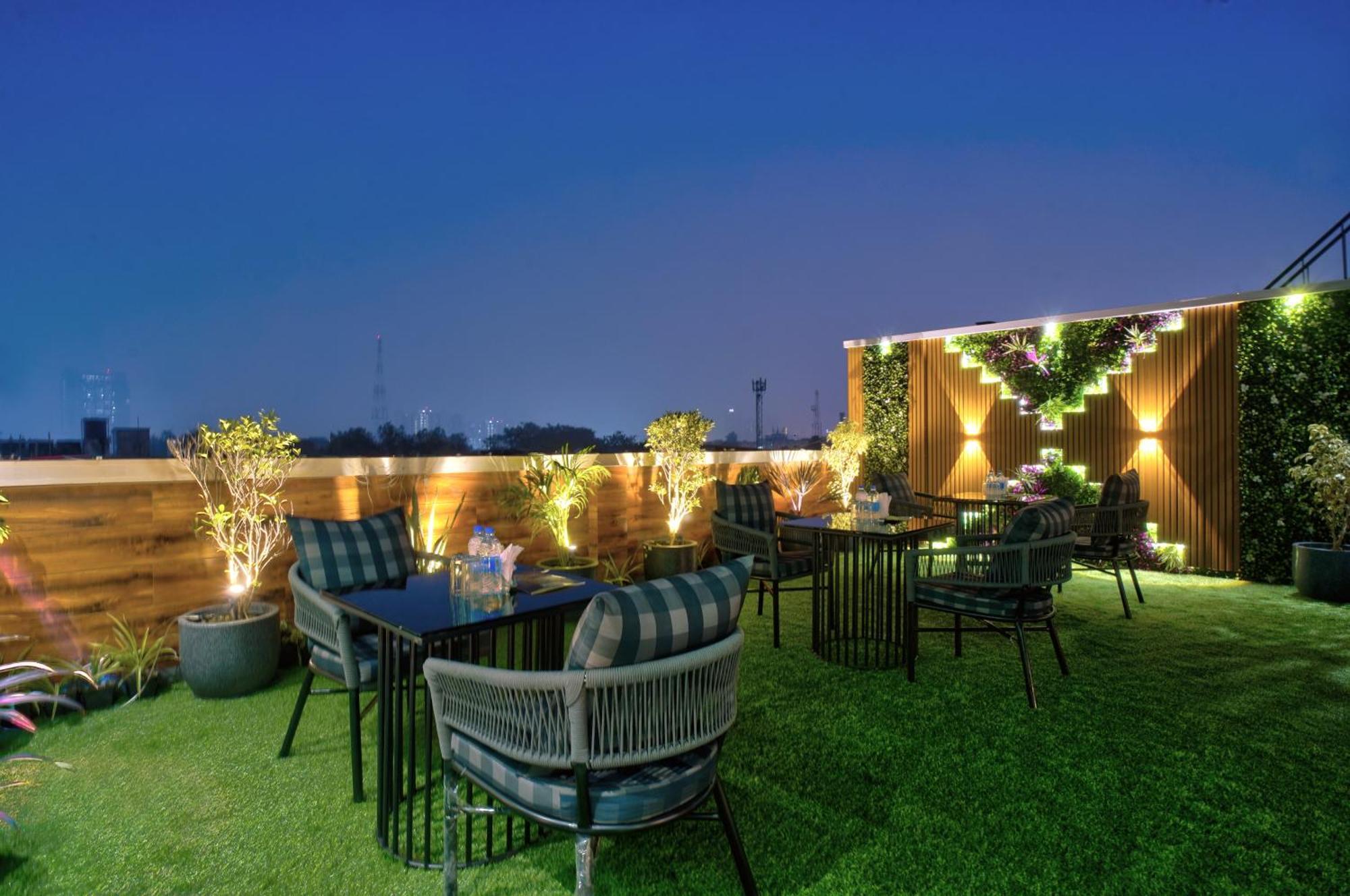 Newly Built Gold The Royal With Rooftop Restaurant - 2Mins Walk From New Delhi Rail Station & 5Mins From Connaught Place Buitenkant foto
