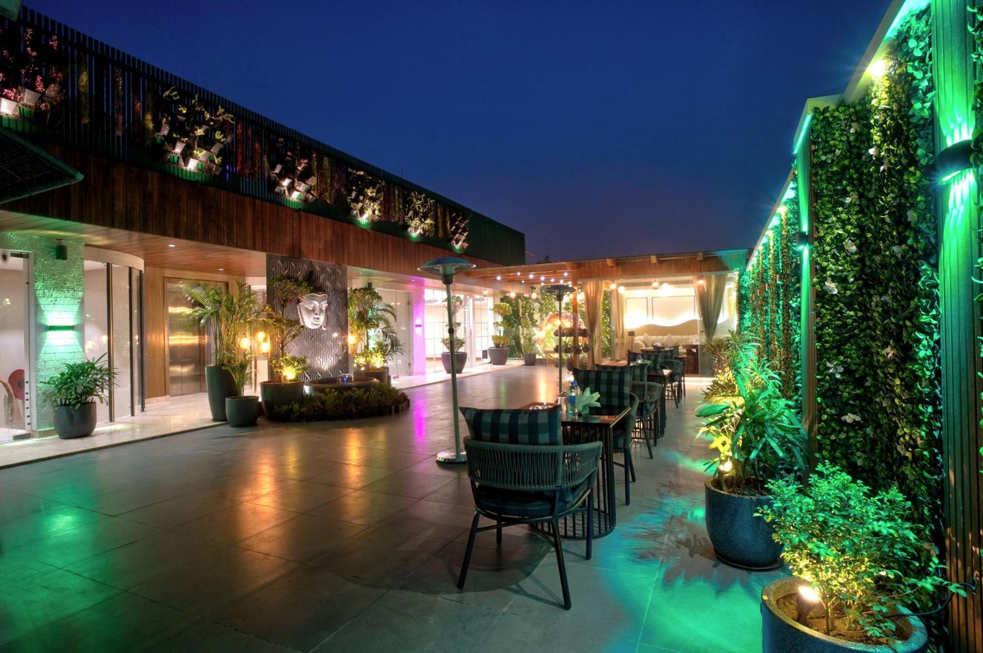 Newly Built Gold The Royal With Rooftop Restaurant - 2Mins Walk From New Delhi Rail Station & 5Mins From Connaught Place Buitenkant foto