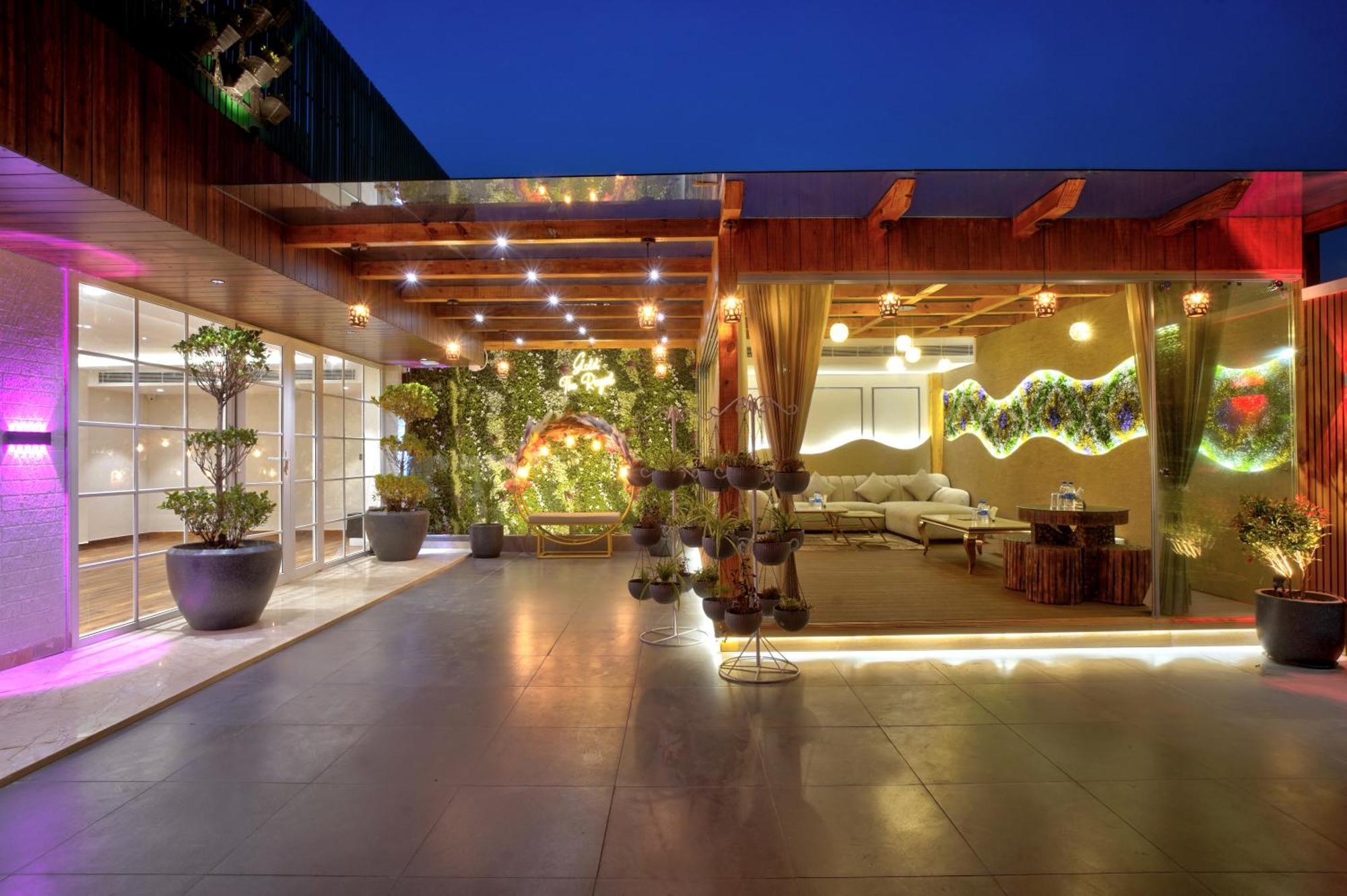 Newly Built Gold The Royal With Rooftop Restaurant - 2Mins Walk From New Delhi Rail Station & 5Mins From Connaught Place Buitenkant foto