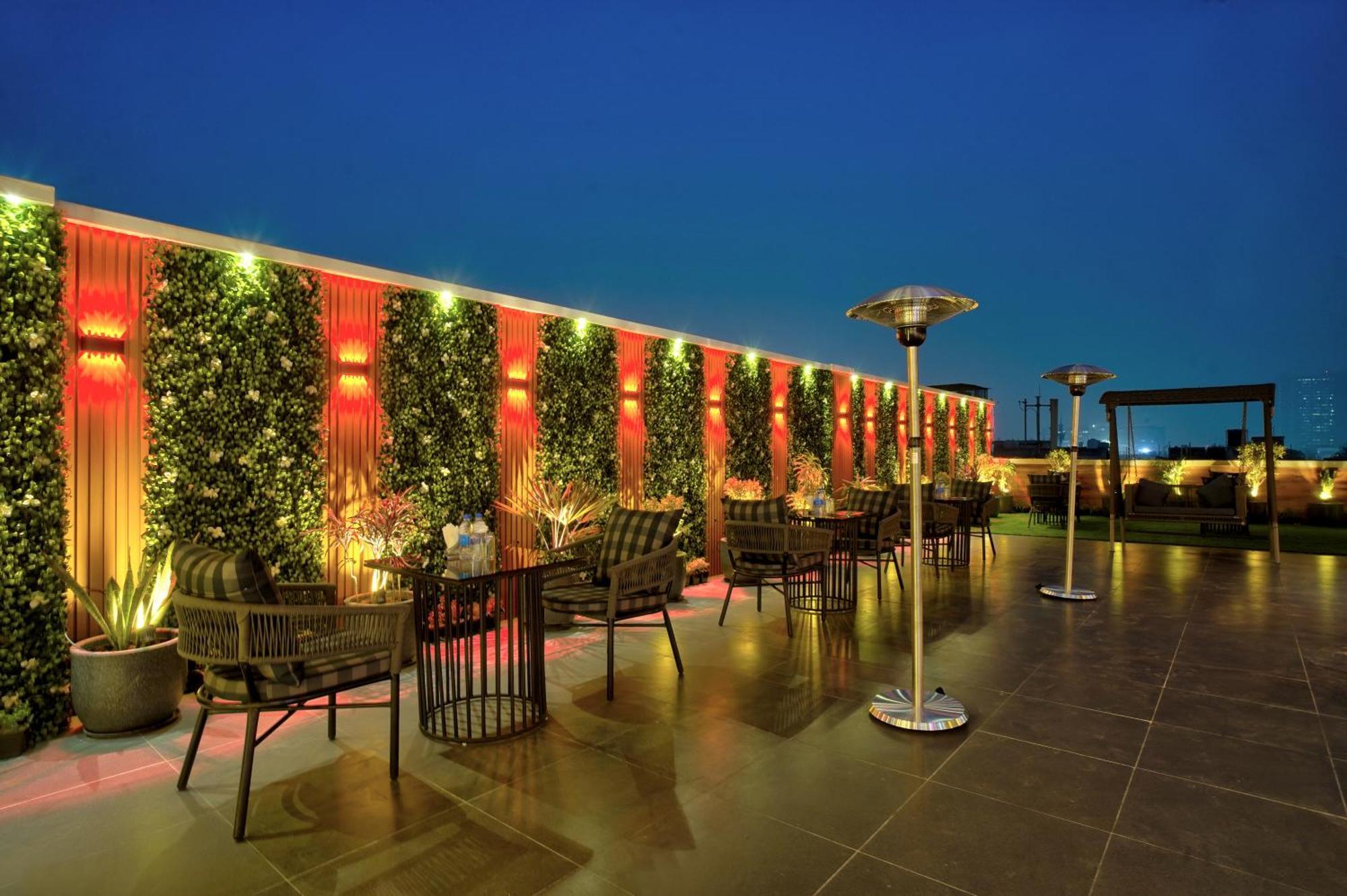 Newly Built Gold The Royal With Rooftop Restaurant - 2Mins Walk From New Delhi Rail Station & 5Mins From Connaught Place Buitenkant foto