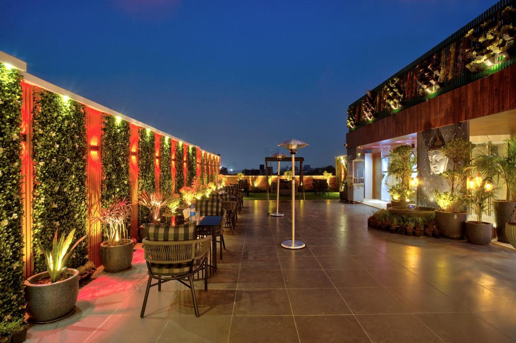 Newly Built Gold The Royal With Rooftop Restaurant - 2Mins Walk From New Delhi Rail Station & 5Mins From Connaught Place Buitenkant foto