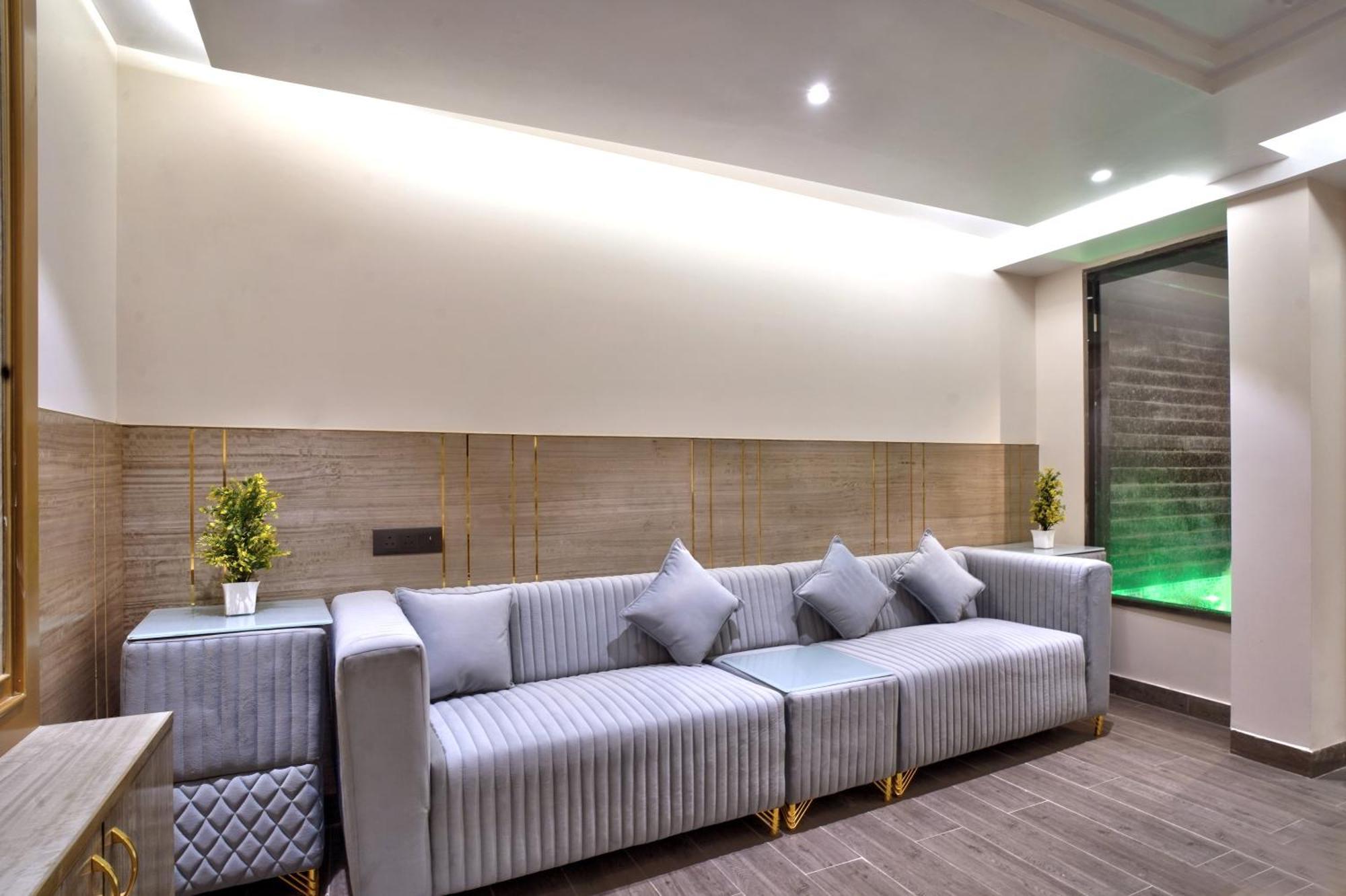 Newly Built Gold The Royal With Rooftop Restaurant - 2Mins Walk From New Delhi Rail Station & 5Mins From Connaught Place Buitenkant foto