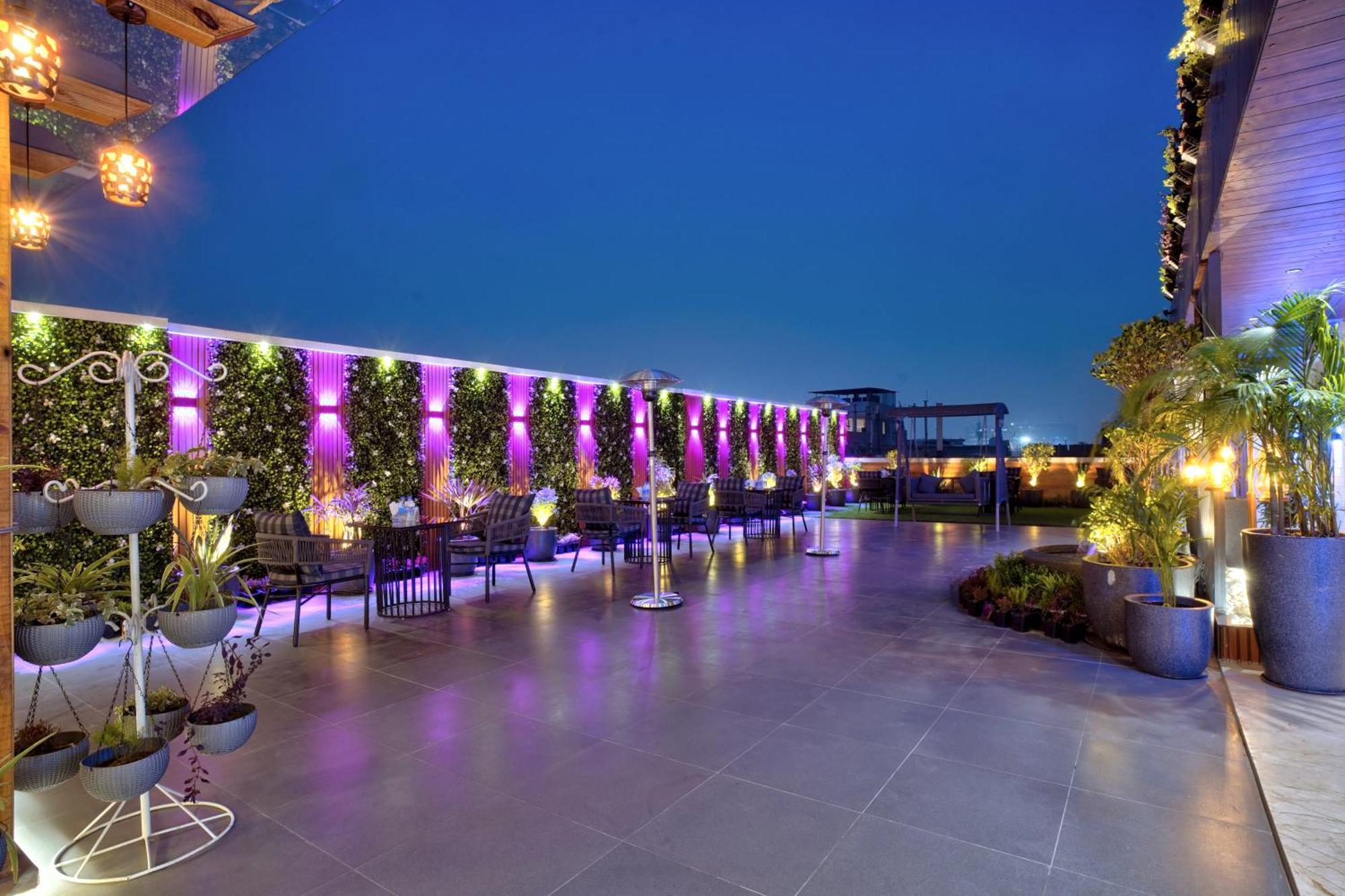 Newly Built Gold The Royal With Rooftop Restaurant - 2Mins Walk From New Delhi Rail Station & 5Mins From Connaught Place Buitenkant foto