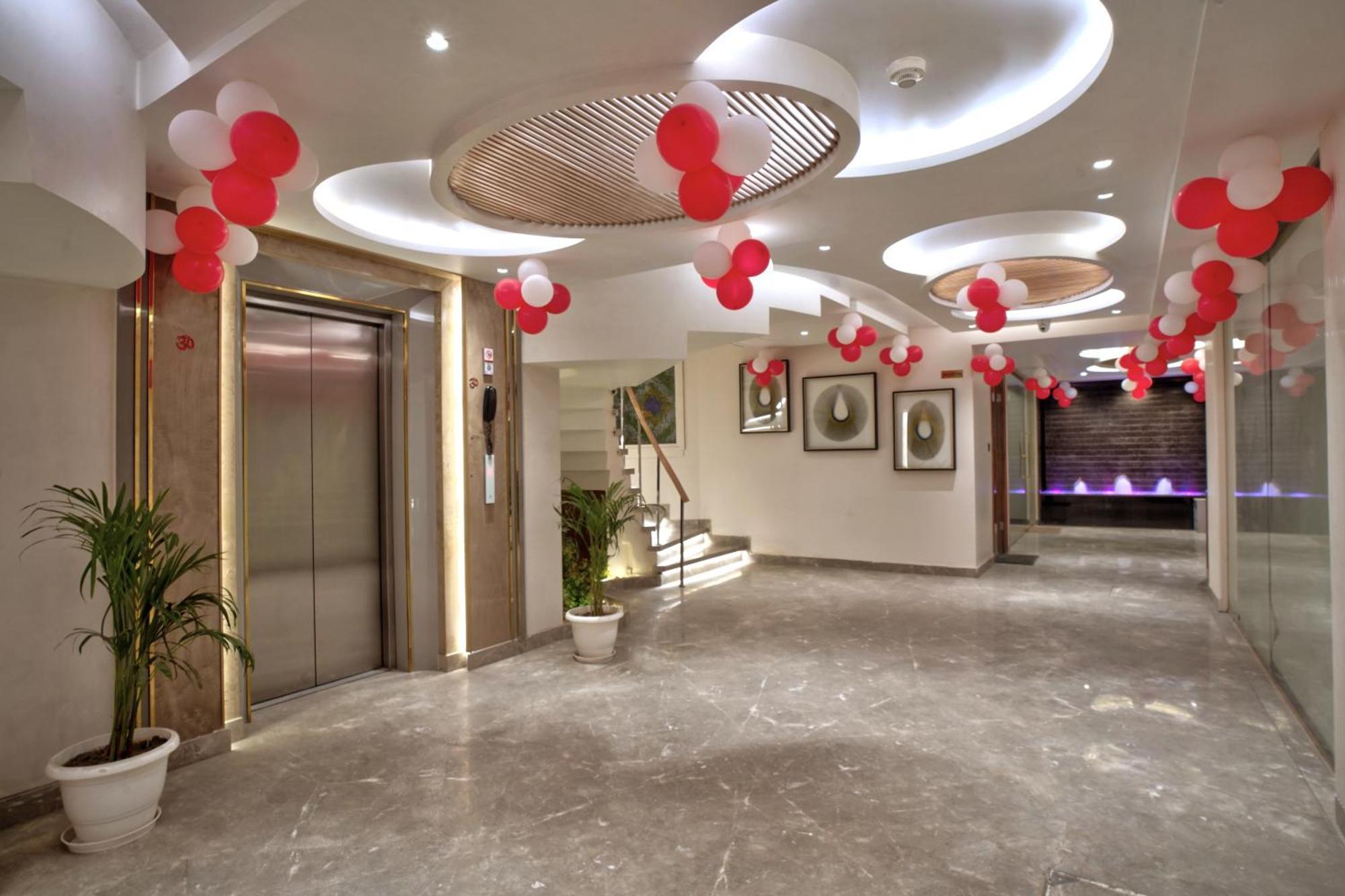 Newly Built Gold The Royal With Rooftop Restaurant - 2Mins Walk From New Delhi Rail Station & 5Mins From Connaught Place Buitenkant foto