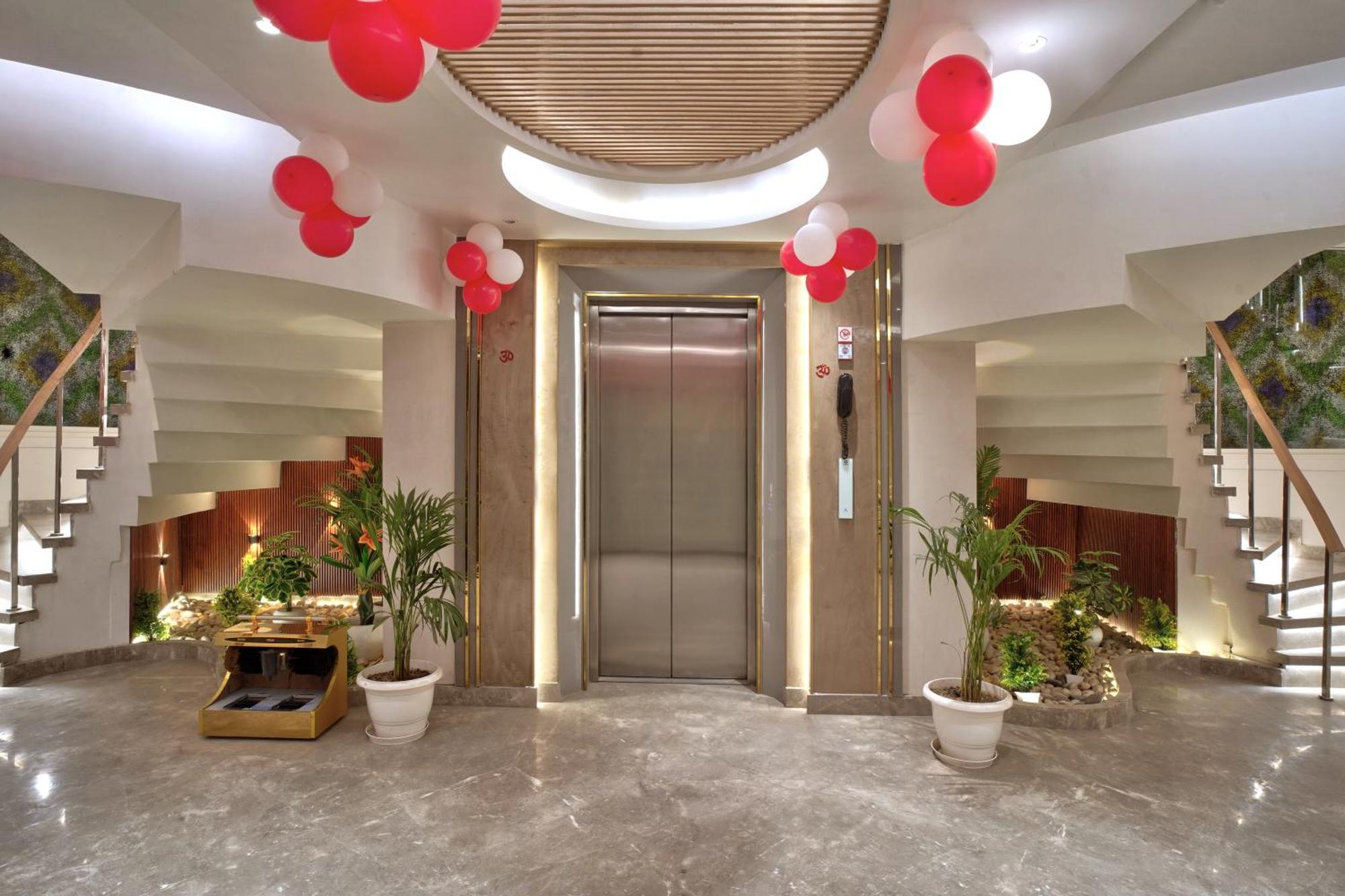 Newly Built Gold The Royal With Rooftop Restaurant - 2Mins Walk From New Delhi Rail Station & 5Mins From Connaught Place Buitenkant foto