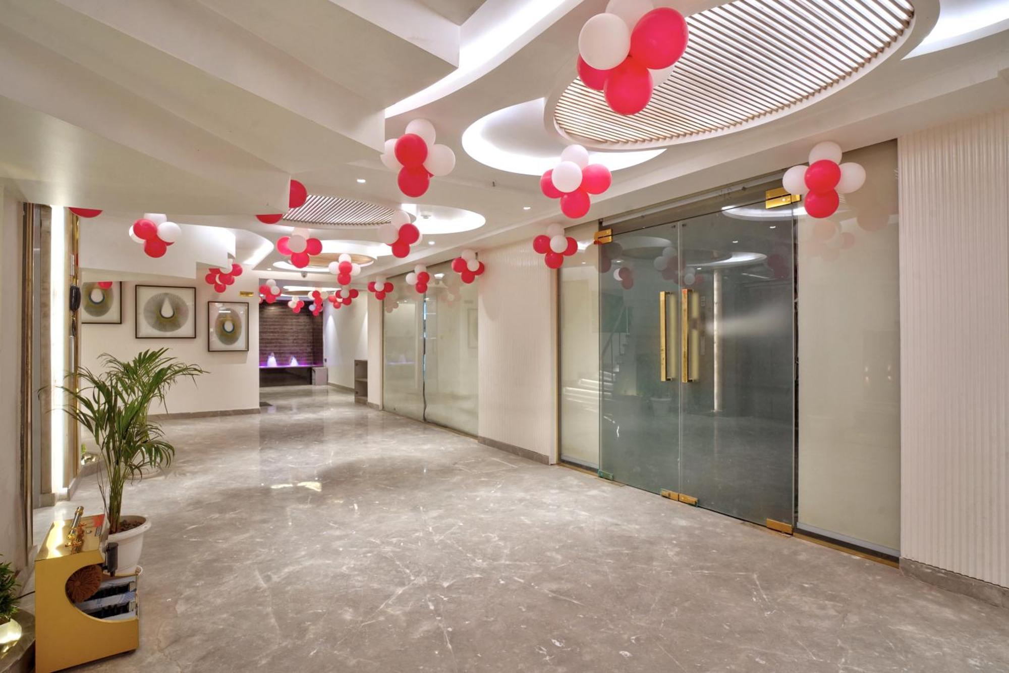 Newly Built Gold The Royal With Rooftop Restaurant - 2Mins Walk From New Delhi Rail Station & 5Mins From Connaught Place Buitenkant foto