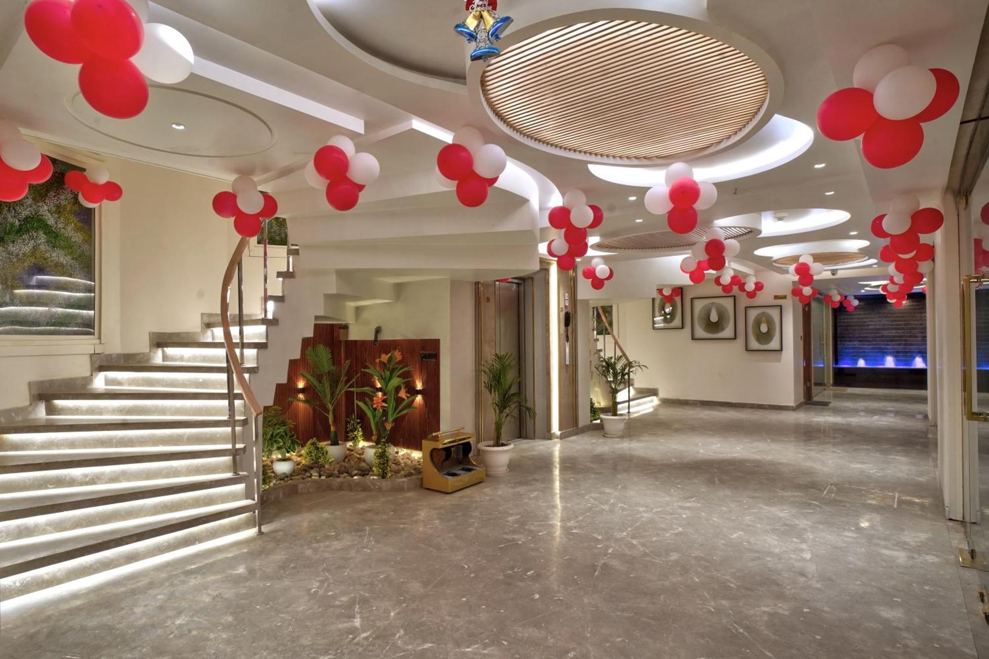 Newly Built Gold The Royal With Rooftop Restaurant - 2Mins Walk From New Delhi Rail Station & 5Mins From Connaught Place Buitenkant foto