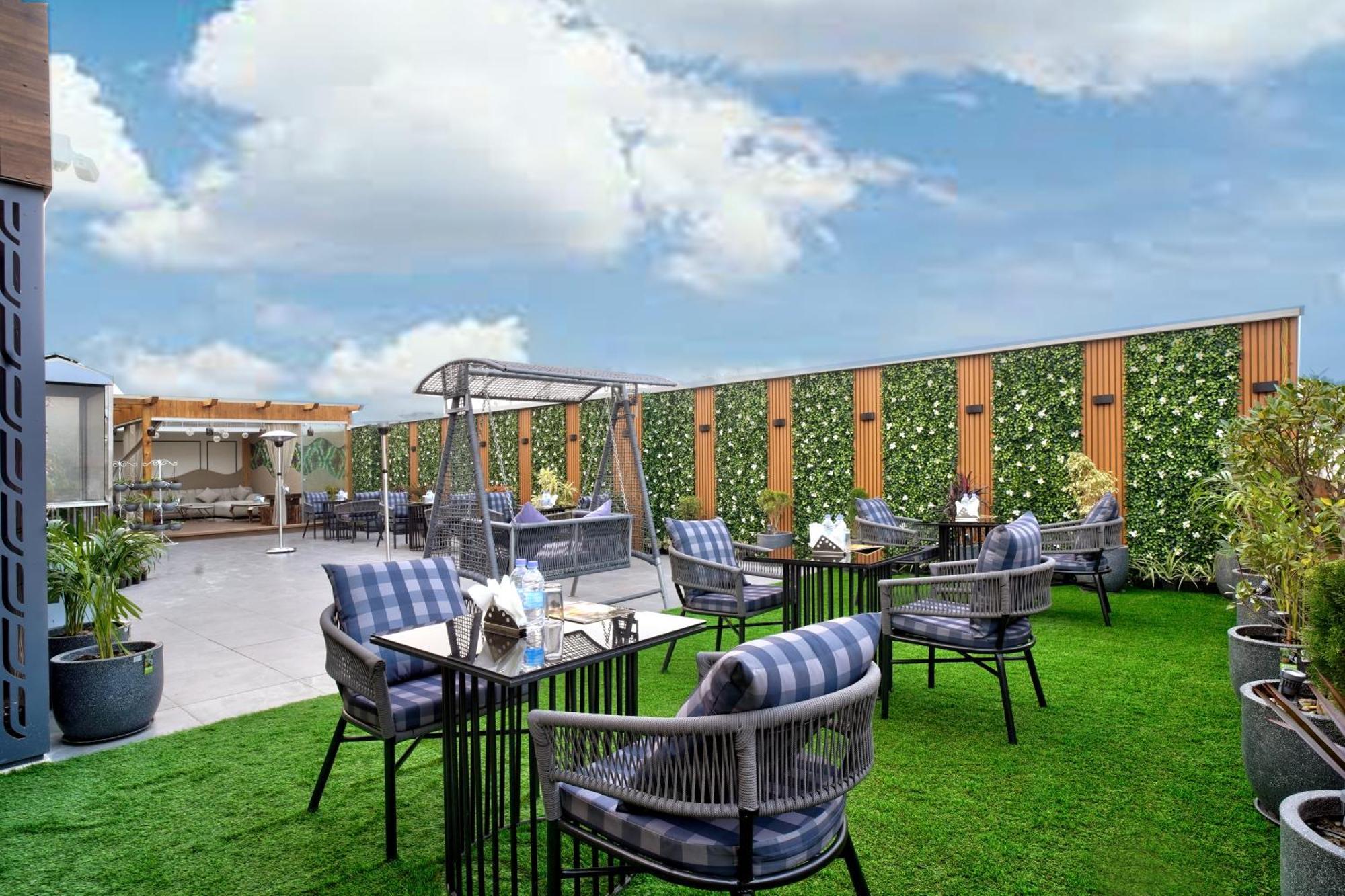 Newly Built Gold The Royal With Rooftop Restaurant - 2Mins Walk From New Delhi Rail Station & 5Mins From Connaught Place Buitenkant foto