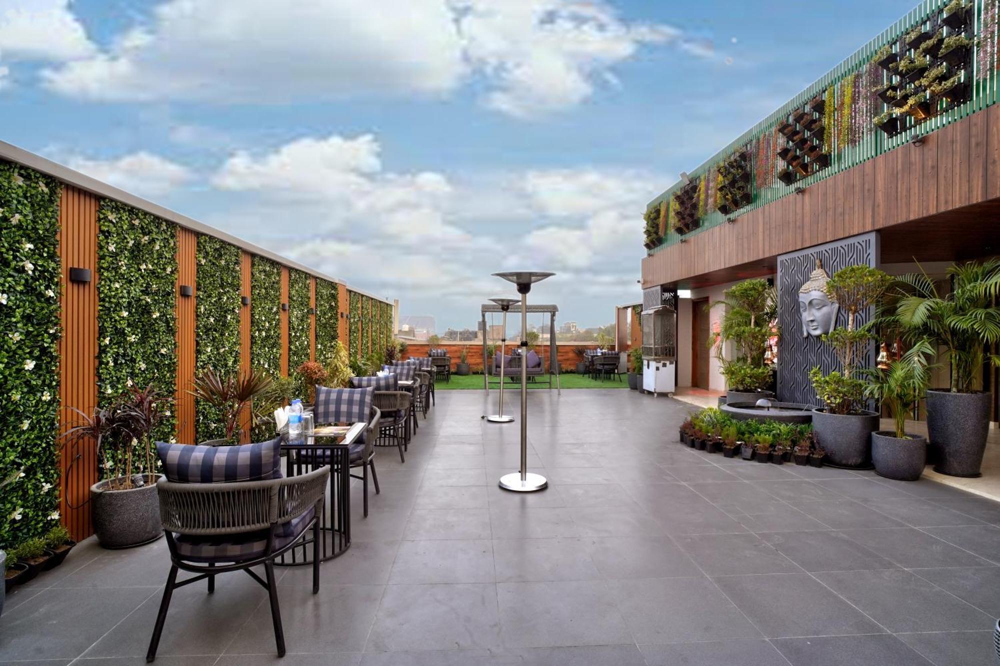 Newly Built Gold The Royal With Rooftop Restaurant - 2Mins Walk From New Delhi Rail Station & 5Mins From Connaught Place Buitenkant foto